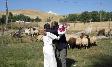 Çimen, YKS sevincini babasıyla çiçekli sürprizle paylaştı