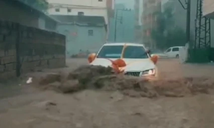 Cizre'de gelin arabası sel sularının ortasında kaldı