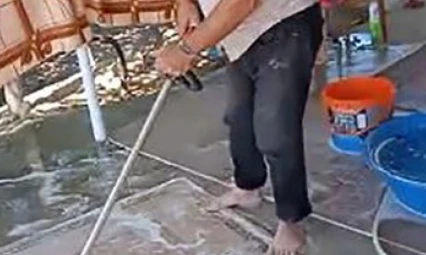 Elazığlı vatandaş ot biçme makinesini halı yıkama makinesine çevirdi
