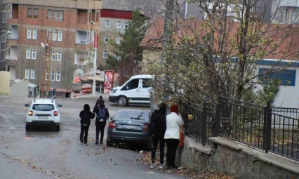 Hakkari'de kuvvetli rüzgar öğrencilere zor anlar yaşattı
