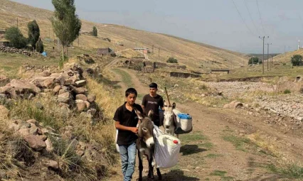 Iğdırlı çocukların eşekle su taşıma çilesi