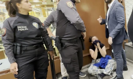 Kadının sahte altın oyunu kapalı çarşıda bozuldu