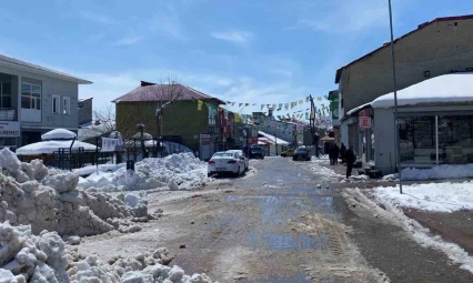 Karlıova Belediyesinden karla mücadele mesaisi