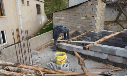 Kış aylarının çetin geçtiği Bitlis'te çatı onarımları devam ediyor