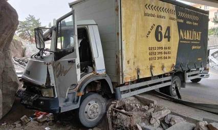 Kontrolden çıkan kamyon duvara çaptı: 1 yaralı