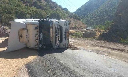 Tunceli'de, buğday yüklü tır devrildi