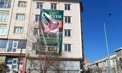 Van'da bir binaya Ebu Ubeyde'nin posteri asıldı