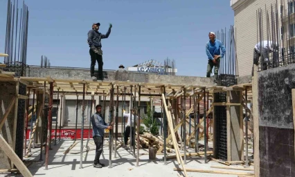 Van'da inşaat işçilerinin sıcakla mücadelesi