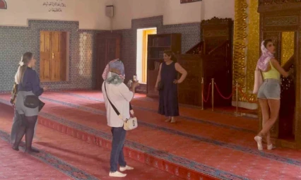 Van'da tarihi camiyi uygunsuz kıyafetlerle ziyaret eden turistlerle ilgili tartışma sürüyor