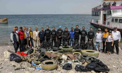 Van Gölü'nün dibinden çıkartılan atıklar pes dedirtti