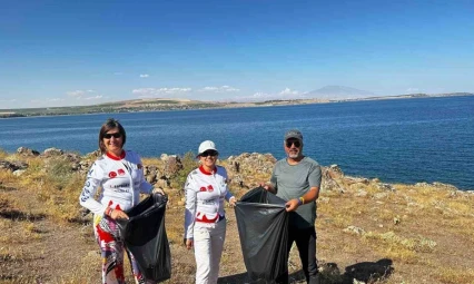 Vangölü Aktivistleri Derneği üyeleri Tatvan sahilinde çöp topladı