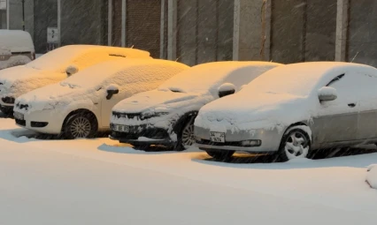 Yüksekova'da lapa lapa kar yağışı başladı