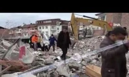 Enkaz altından erkek cesedi bulundu