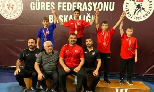 Erzurumlu güreşçiler Serbest Güreş Türkiye Şampiyonası'na damga vurdu