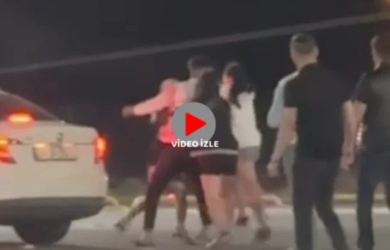 Genç kızların tekme tokat kavgası kamerada