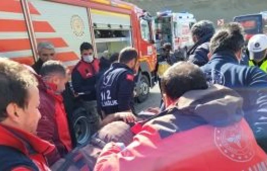 Van'da virajı alamayan tırın devrilmesi sonucu 2 kişi yaralandı