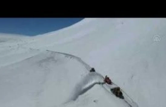 Kar nedeniyle ulaşıma kapanan Kağızman-Ağrı kara yolunda çalışma başlatıldı