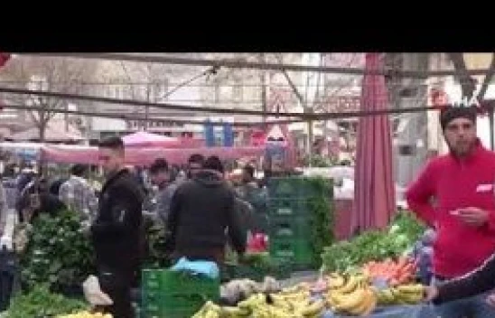 Ağır hasarlı binaların arasında kurulan semt pazarı faciaya davetiye çıkarıyor