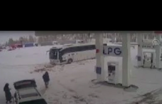 Ağrı'da çatısı çöken istasyondan 5 kişinin kurtulma anı güvenlik kamerasında