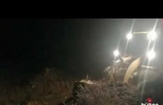 Ağrı'da dere kenarına düşen inek 5 saatlik çalışma sonucu kurtarıldı