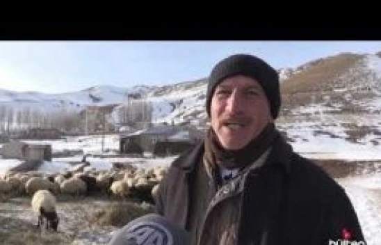 Ağrı'da kar ve soğuğa rağmen geçim kaynağı hayvanlarının ihtiyaçlarını aksatmıyorlar