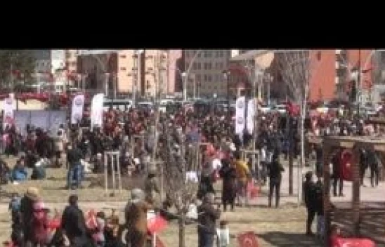 Ağrı'da Türk Yıldızları'nın Ağrı semalarındaki &quotay yıldızlı&quot gösterisi nefes kesti