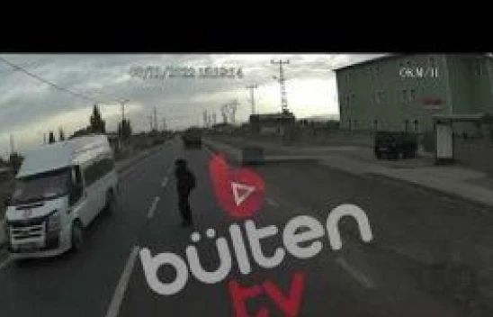 Ağrı'da yolun karşısına geçmeye çalışan genç kız, saniye farkıyla ölümden döndü