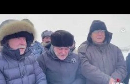 Ardahan'da CHP'li belediye başkanları yüzeyi buzla kaplı Çıldır Gölü'nde buluştu