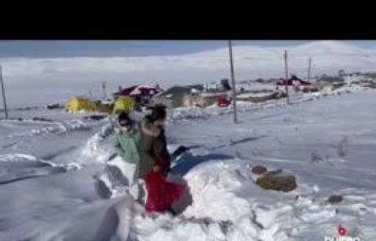 Ardahan'da sağlık ekipleri karda bata çıka yürüyerek köylere aşı götürüyor