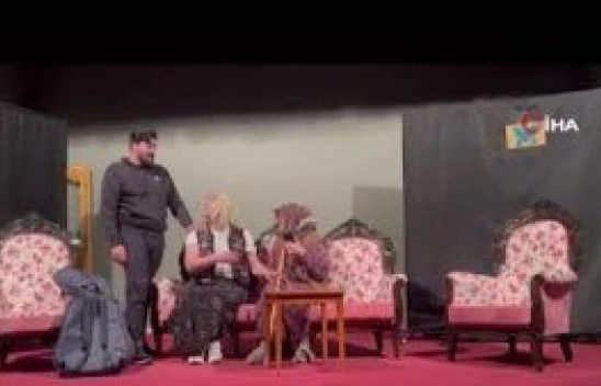 Ardahanlı tiyatro grubu depremzedeler için sahne aldı