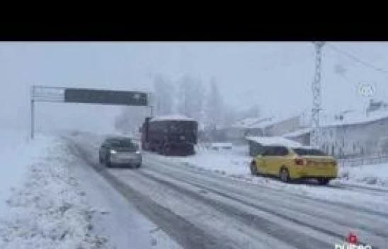 Bayburt Erzurum kara yolu Kop Dağı Geçidi'nde ulaşım kontrollü sağlanıyor