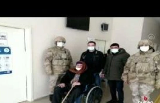 Bingöl'de jandarma, yolu kapalı mahalledeki yaşlı adamı sağlık merkezine ulaştırdı