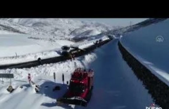 Bingöl'de UMKE Geçit vermeyen yolları aşıp mahsur kalan hastalara umut oldu