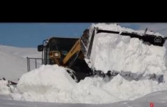 Bingöl Karlıova'da karla mücadele devam ediyor