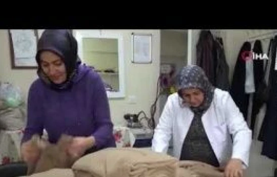 Bitlis'te kadınlar depremzedeler üşümesin diye kolları sıvadı