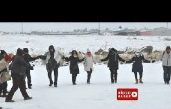 Buz tutan Çıldır Gölü'nde horon oynadılar