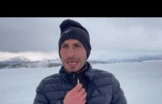 Buzla kaplı Çıldır Gölü'nün martılarını balıkçılar ekmekle besliyor