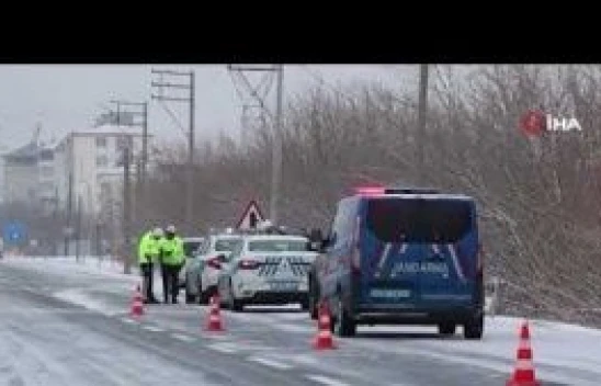 Buzlanma nedeniyle otomobil şarampole yuvarlandı: 4 yaralı