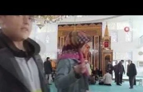 Cami, çocuklar için balonlarla süslendi