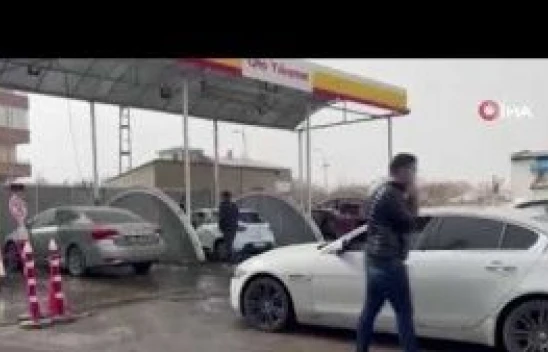 Çamur yağdı, araç şoförleri oto yıkamalarda sıra oluşturdu