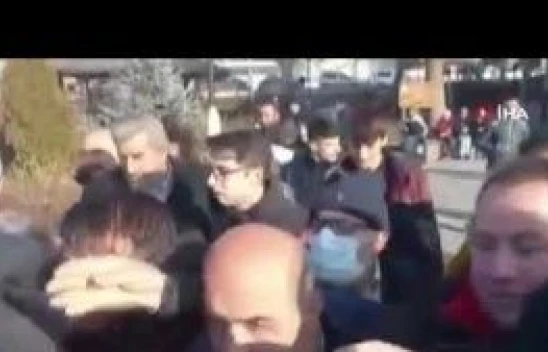 CHP Erzurum'da Kur'an-ı Kerim dağıttı, vatandaşlar birbirleriyle yarıştı