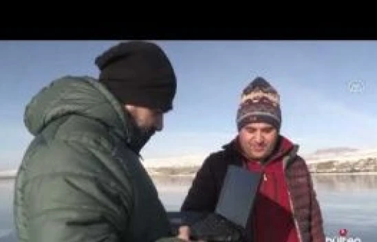 Çıldır Gölü'nde buz kalınlığı 15 santimetreye ulaştı