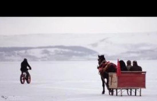 Çıldır Gölü'nün buz tabakası kar yağışıyla beyaza büründü