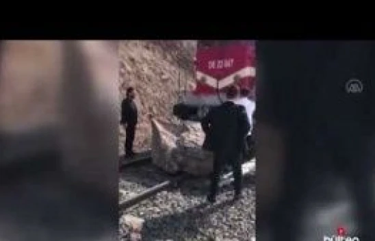 Dağdan kopan kaya parçaları Doğu Ekspresi ulaşımını aksattı