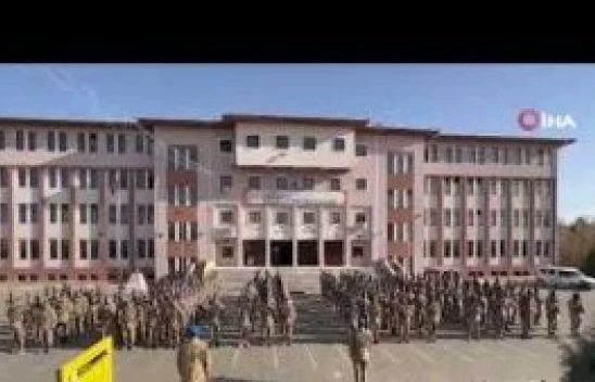 Deprem bölgesinde görev yapan Tatvan'daki komandolar görevlerini devretti