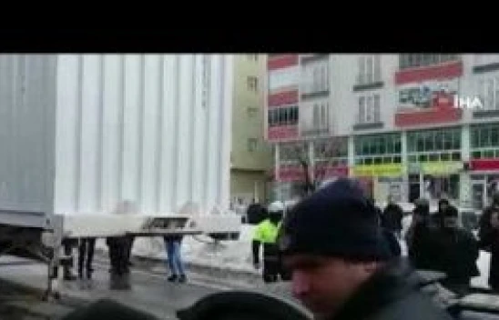 Deprem bölgesine giden yardım TIR'ı , çöp kamyonuna çarptı: 1 yaralı