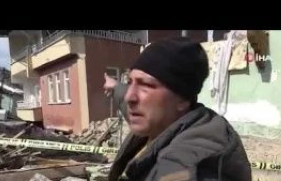 Depremde ağır hasar alan binanın birinci katı yere gömüldü