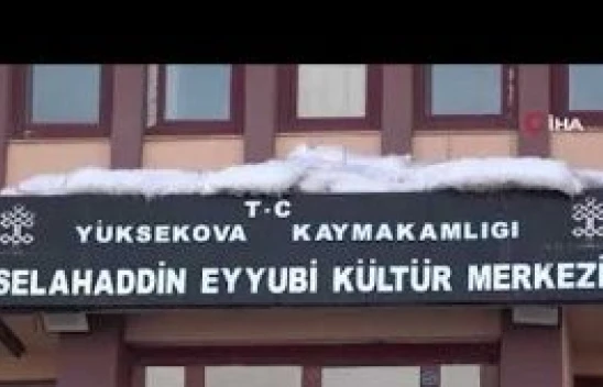 Depreme dayanıklı olmadığı tespit edilen kültür merkezi boşaltıldı