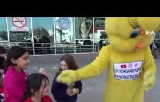 Depremzede 'Fenomen Civciv', çocukların neşe kaynağı oluyor