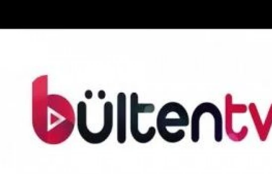 Devasa kaya parçaları köy yolunu kapattı